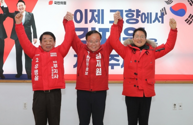 우병윤(왼쪽)·김태한(오른쪽) 예비후보가 김재원 예비후보 지지를 선언하고 있다. 독자 제공