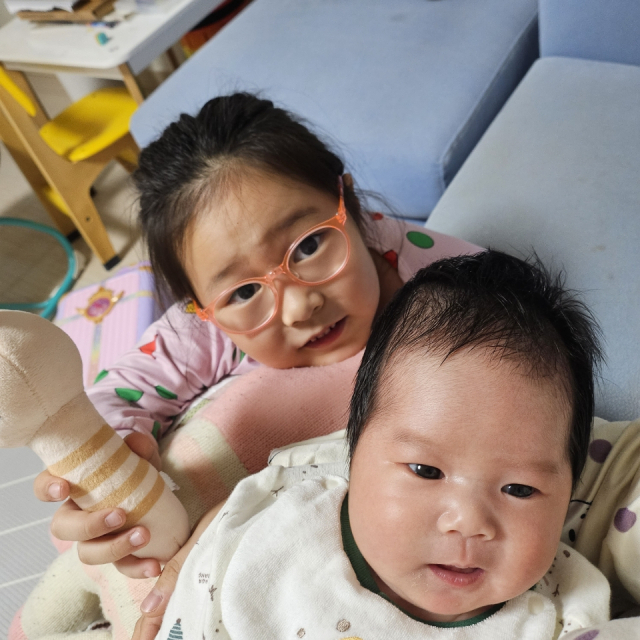 김효진·정민혁 부부 첫째 딸 정다영(7) 둘째 딸 정시아.
