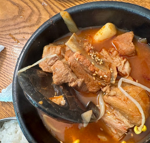 유명 음식점이 판매하는 갈비찜에서 배수구 마개가 나와 논란이 일고 있다. 이 식당은 농림축산식품부가 지정한 안심식당인 것으로 알려졌다. 온라인 커뮤니티 캡처