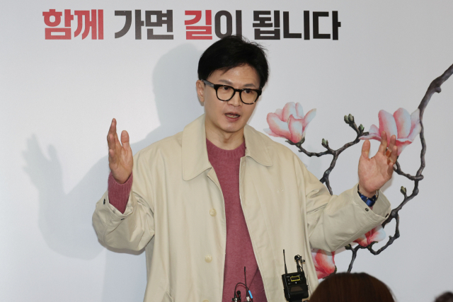 국민의힘 한동훈 비상대책위원장이 3일 오후 서울 여의도 당사에 들어서며 취재진 질문에 답하고 있다. 연합뉴스