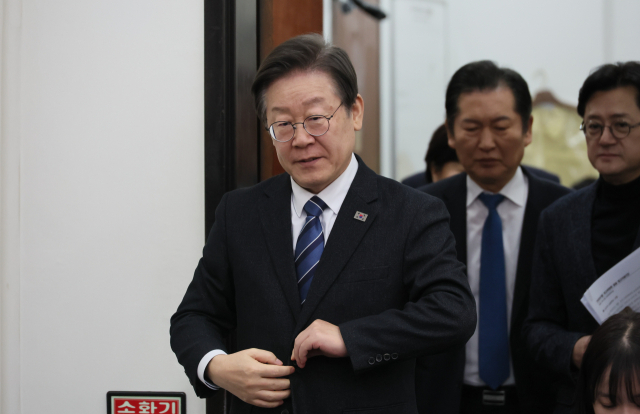 더불어민주당 이재명 대표가 4일 서울 여의도 국회에서 열린 최고위원회의에 참석하고 있다. 연합뉴스