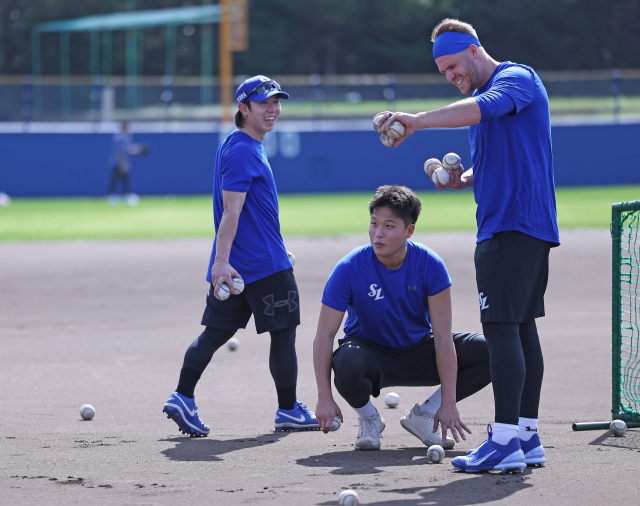 삼성 라이온즈의 전지훈련이 일본 오키나와 온나손 아카마 구장에서 열리고 있는 가운데 잠시 훈련이 멈춘 틈을 타 데이비드 맥키넌이 이병헌, 김성윤(오른쪽부터)과 대화를 나누고 있다. 삼성 제공