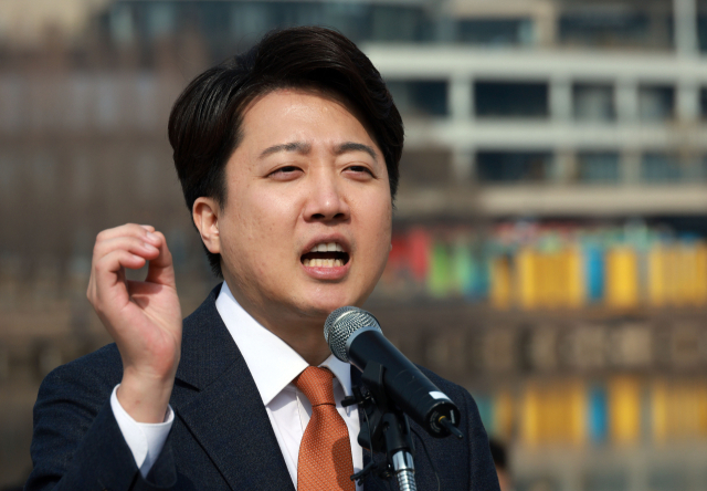 개혁신당 이준석 대표가 4일 오후 경기도 화성시 정조로 동탄호수공원에서 제22대 국회의원선거 화성을 출마 선언을 하고 있다. 연합뉴스