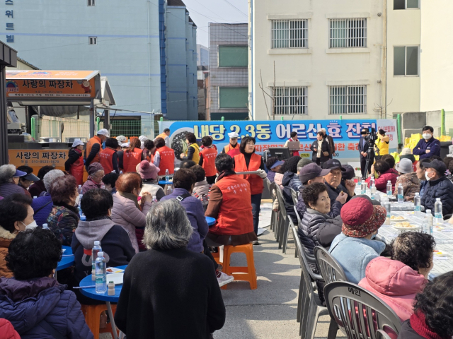 4일 대구 서구 반고개 무침회 골목에 자리한 의성무침회 주차장에서 지역 어르신들을 위한 문화예술이 어울어진 사랑의 짜장면 나눔 행사가 열렸다. 김우정 기자