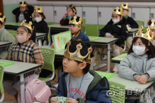 4일 대구 수성구 동일초등학교에서 왕관을 쓴 신입생들이 2024학년도 입학식을 마친 뒤 1학년 선생님과 반갑게 인사하고 있다. 정운철 기자 woon@imaeil.com