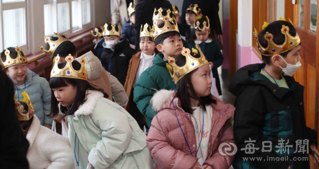 4일 대구 수성구 동일초등학교에서 왕관을 쓴 신입생들이 2024학년도 입학식을 마친 뒤 1학년 교실로 들어서고 있다. 정운철 기자 woon@imaeil.com