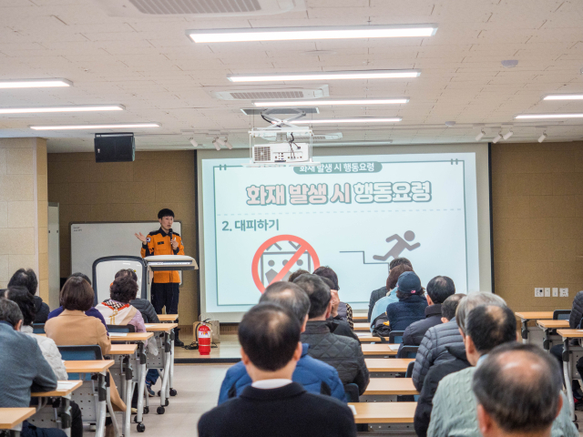 대구소방안전본부가 전통시장 시니어 지원단을 대상으로 안전교육을 실시하고 있다. 대구소방 제공