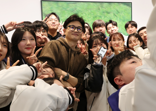 국민의힘 한동훈 비상대책위원장이 4일 오후 충남 천안 백석대학교를 찾아 새 학기를 시작한 대학생들과 기념사진을 찍고 있다. 연합뉴스