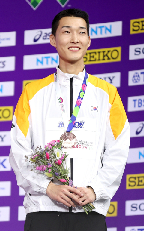우상혁, '2m28' 넘어 세계실내육상 높이뛰기 동메달