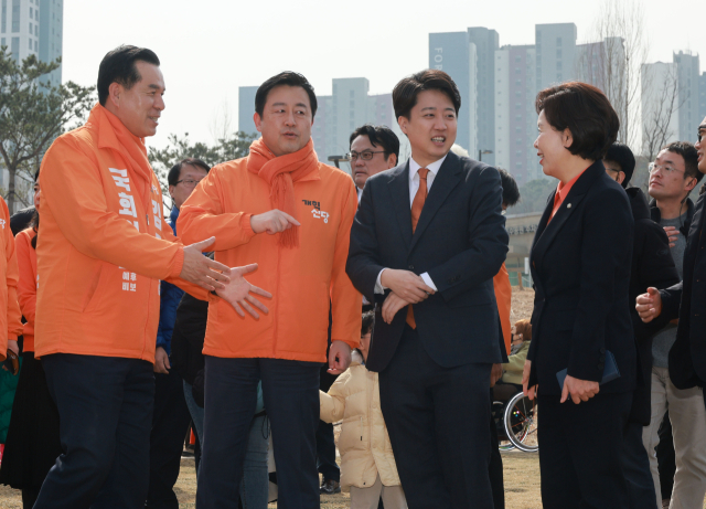 개혁신당 이준석 대표가 4일 오후 경기도 화성시 정조로 동탄호수공원에서 제22대 국회의원선거 화성을 출마 선언 기자회견에 앞서 양향자 원내대표, 김용남 정책위의장과 대화하고 있다. 연합뉴스
