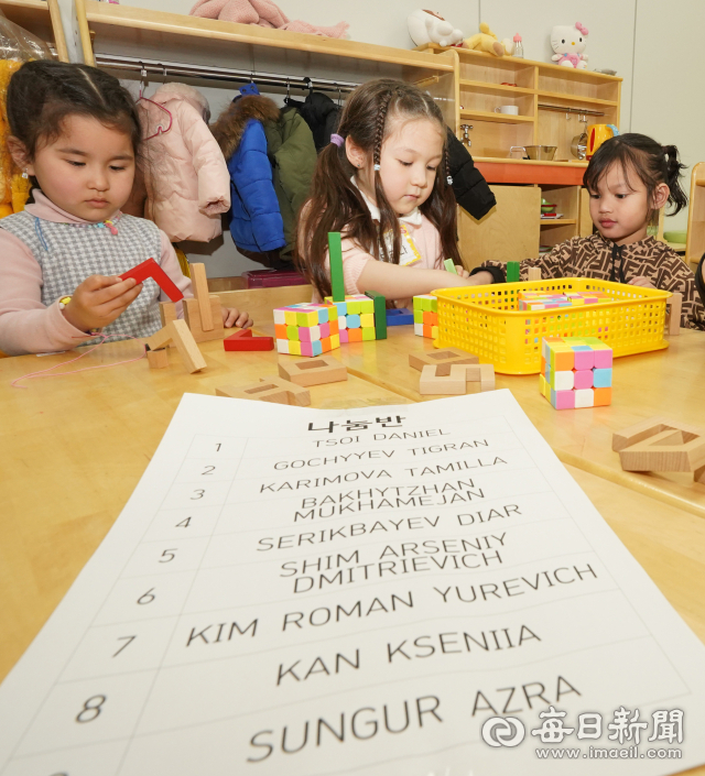 지난 3월 경주 흥무초등학교 병설 유치원에서 원아들이 장난감을 가지고 놀고 있다. 흥무초는 경북도에서 외국인 학생이 가장 많은 학교로, 다문화 가정 학생 258명이 다니고 있다. 안성완 기자 asw0727@imaeil.com
