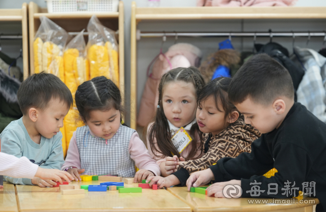지난 4일 경주 흥무초등학교 병설 유치원에서 원아들이 장난감을 가지고 놀고 있다. 흥무초는 경북도에서 외국인 학생이 가장 많은 학교다. 이 학교에 재학 중인 다문화 가정 학생 수는 258명에 이른다. 안성완 기자 asw0727@imaeil.com