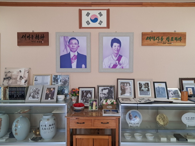 경북 칠곡군 박통사(朴統寺) 내 박정희 대통령과 육영수 여사 사진.