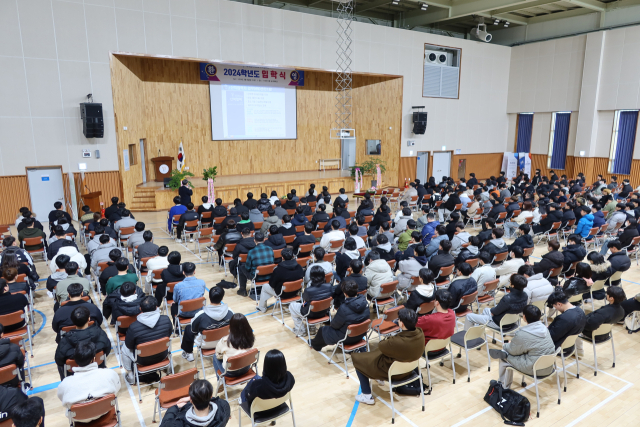 지난 4일 폴리텍대학 구미캠퍼스 강당에서 열린 입학식에서 김상화 교학처장이 신입생을 대상으로 오리엔테이션을 진행하고 있다. 폴리텍대학 구미캠퍼스 제공