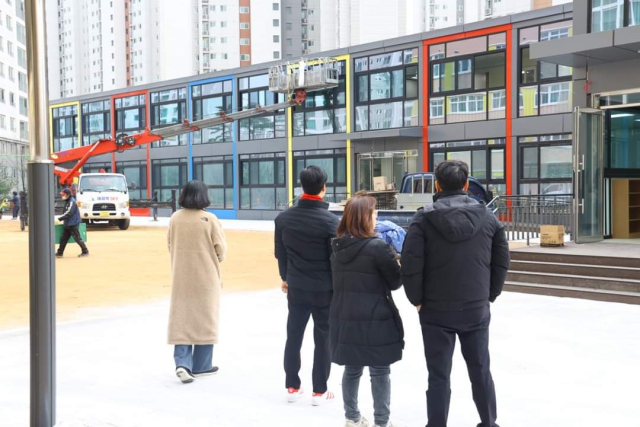 김영식 국민의힘 의원(구미을), 윤종호 경북도의원이 구미 신당초등학교, 인덕중학교에 짓고 있는 모듈러 교실 점검을 실시했다. 김영식 의원 페이스북.