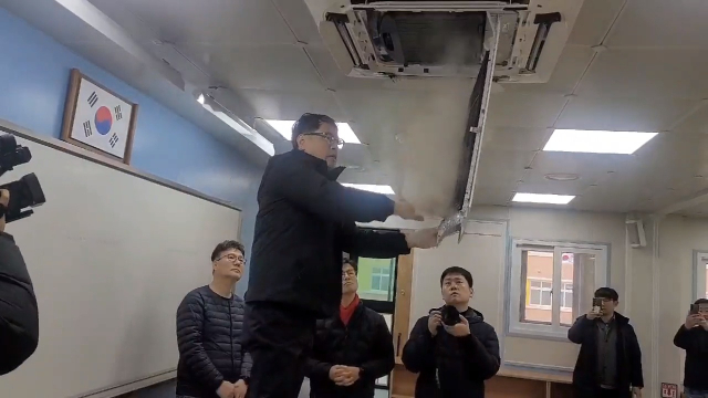윤종호 경북도의원이 모듈러를 짓고 있는 학교를 방문해 에어컨 필터를 점검한 결과 먼지가 가득 나왔고, 중고 제품임이 밝혀졌다. 윤종호 경북도의원 제공