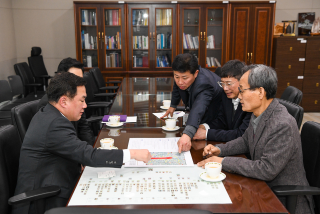 박남서 영주시장이 백원국 국토교통부 제2차관을 만나 국도 28호선 대체우회도로 건설의 필요성을 설명하고 있다. 영주시 제공
