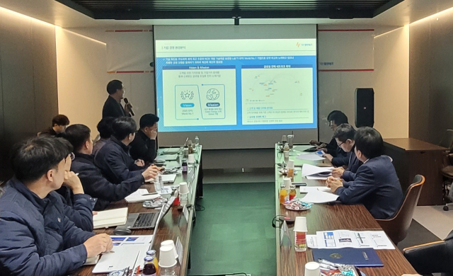 지난달 4일 엘앤에프 본사에서 