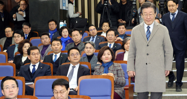 더불어민주당 이재명 대표가 27일 국회에서 열린 의원총회에 참석하고 있다. 왼쪽으로 박용진, 노웅래, 홍영표 의원 등이 보인다. 연합뉴스