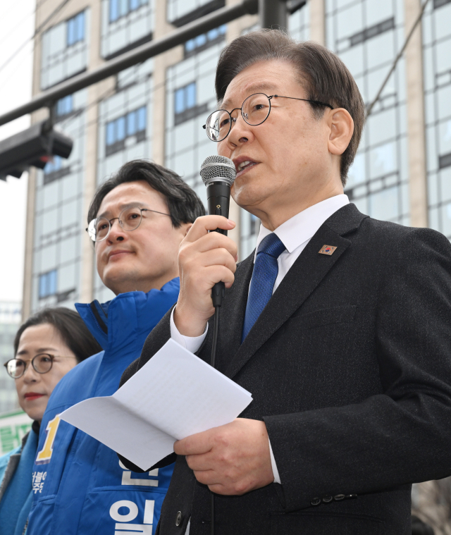 더불어민주당 이재명 대표가 5일 서울 영등포역 앞에서 긴급 현장기자회견을 하고 있다. 이 대표는 회견에서 최근 불거진 사천 논란과 김영주 부의장의 탈당 및 국민의힘 입당을 비판했다. 연합뉴스