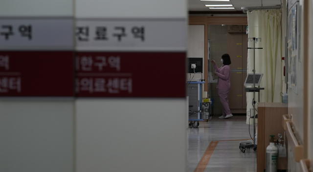 정부가 미복귀 전공의를 대상으로 면허정지 등 행정처분을 이행하겠다고 밝힌 5일 오후 대구 한 상급종합병원 응급실에서 의료진이 발길을 옮기고 있다. 김영진 기자 kyjmaeil@imaeil.com