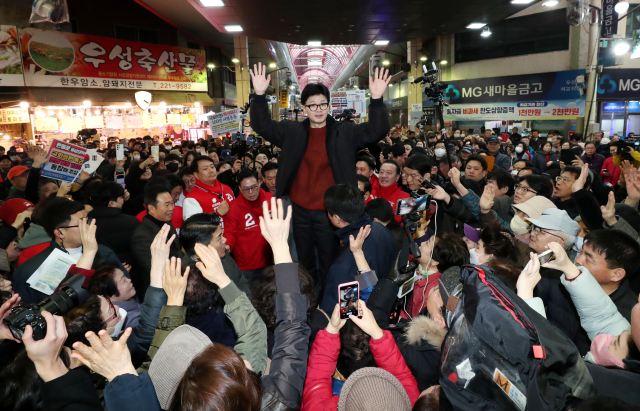 국민의힘 한동훈 비상대책위원장이 5일 오전 청주 육거리시장을 방문해 시민들을 만나고 있다. 연합뉴스