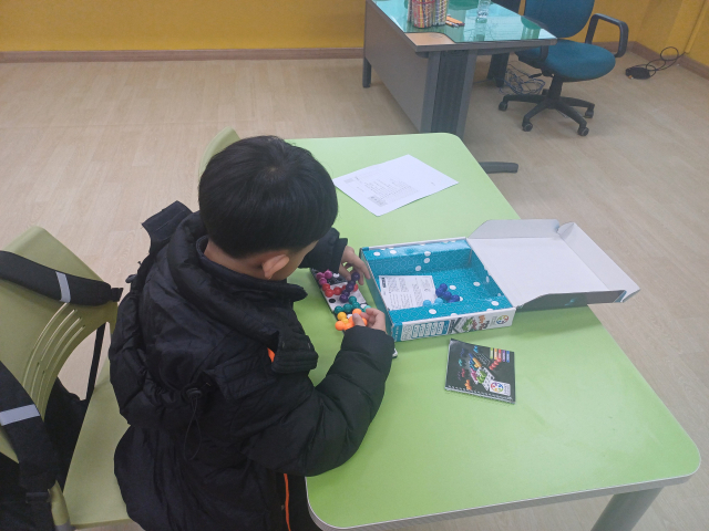 5일 오후 1시쯤 대구 남구 대명동에 있는 남도초등학교에서 한 1학년 학생이 보드게임 활동을 하고 있다. 이정훈 기자