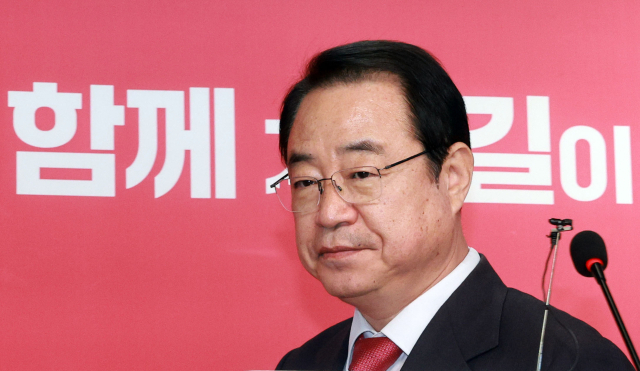 국민의힘 정영환 공천관리위원장이 2일 서울 여의도 중앙당사에서 경선 지역 결과 발표를 위해 단상으로 향하고 있다. 연합뉴스