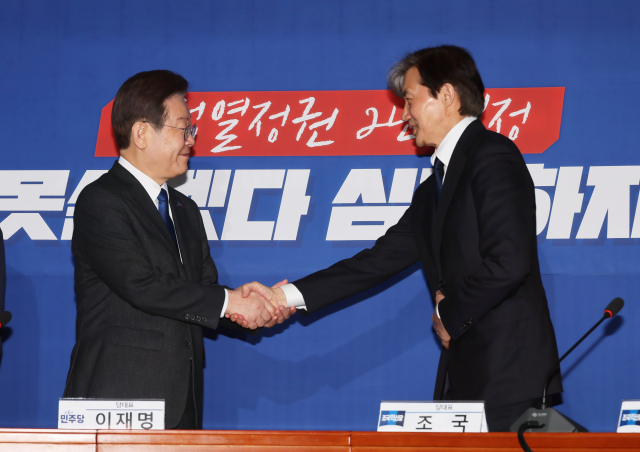 더불어민주당 이재명 대표가 5일 국회에서 취임인사차 예방한 조국혁신당 조국 대표와 악수하고 있다. 연합뉴스