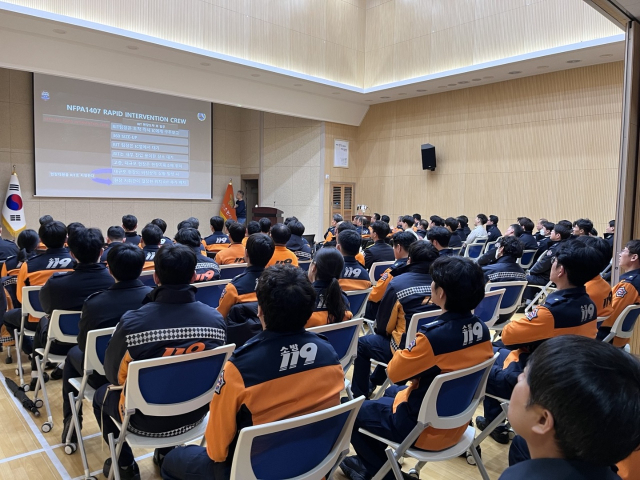 김천소방서(서장 안영호)는 5일 김천소방서 대회의실에서 현장에서 활동하는 소방대원의 예기치 못한 고립 상황을 대비해 비상탈출기법 특별 교육을 진행했다. 김천소방서 제공