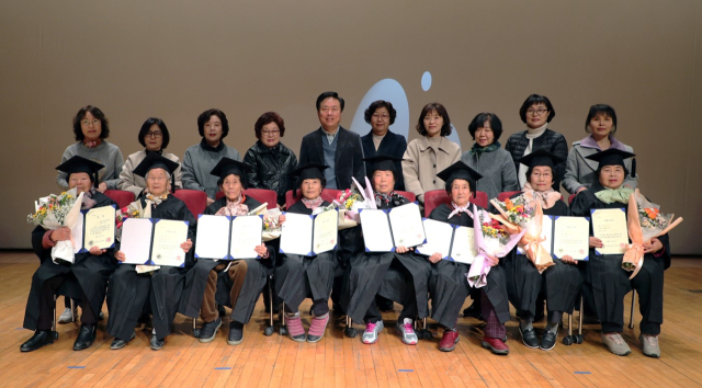 안동시는 5일 정례조회 시간에 찾아가는 한글배달교실 43명의 학생들에게 초등학력 인정서를 전달하고 축하했다. 안동시 제공