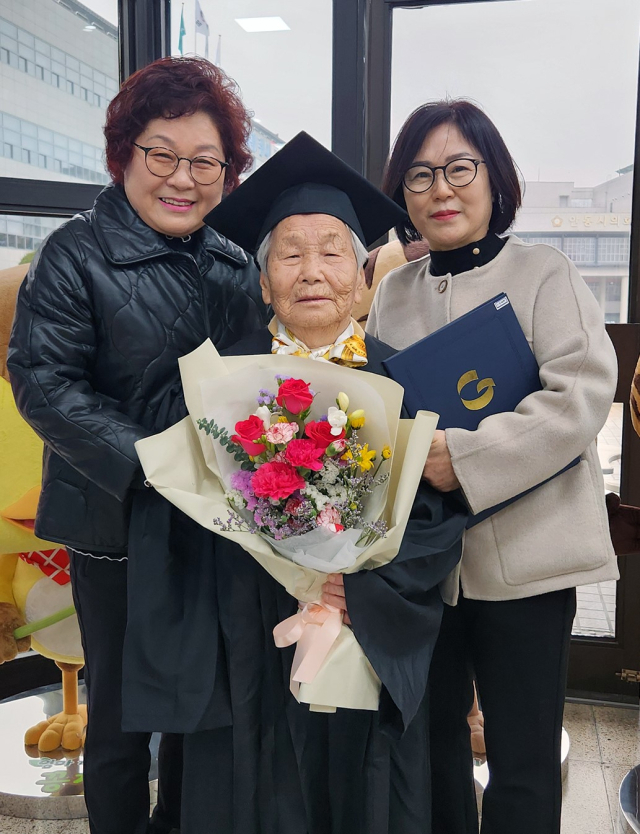 안동시는 5일 정례조회 시간에 찾아가는 한글배달교실 43명의 학생들에게 초등학력 인정서를 전달하고 축하했다. 사진은 찾아가는 한글배달교실 초등학력 인정반 최고령인 조계예 어르신. 안동시 제공