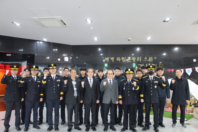 최진규 경북북부제1교도소 소장(첫째 줄 오른쪽에서 두 번째)과 신규 직원들이 지난 5일 경북 독립운동기념관을 방문해 기념촬영을 하고 있다. [사진=경북북부제1교도소]