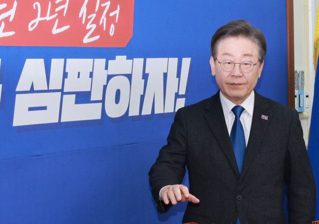 더불어민주당 이재명 대표가 6일 국회에서 열린 최고위원회의에 참석하고 있다. 연합뉴스