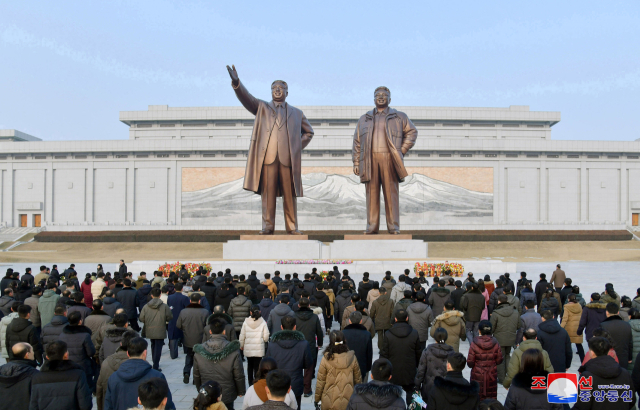 설 명절을 맞아 북한 근로자들과 인민군 장병들, 청소년 학생들이 평양 만수대언덕에 있는 김일성·김정일 동상에 헌화했다고 조선중앙통신이 11일 보도했다. 연합뉴스
