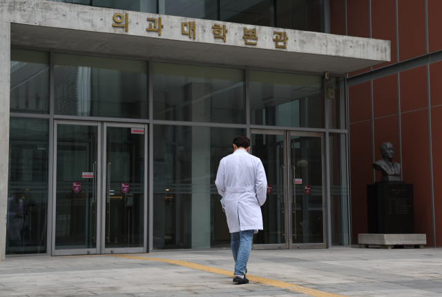 5일 오후 서울 성북구 고려대학교 의과대학이 한산한 모습을 보이고 있다. 고려대 의대는 학생들이 정부의 의대 정원 정책에 반발해 휴학계를 내자 개강을 연기했다. 연합뉴스