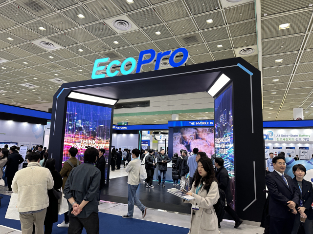 6일 서울 강남구 코엑스에서 열린 2024 인터배터리 행사장 내 에코프로 부스에 관람객들이 몰려 있다. 에코프로 제공.