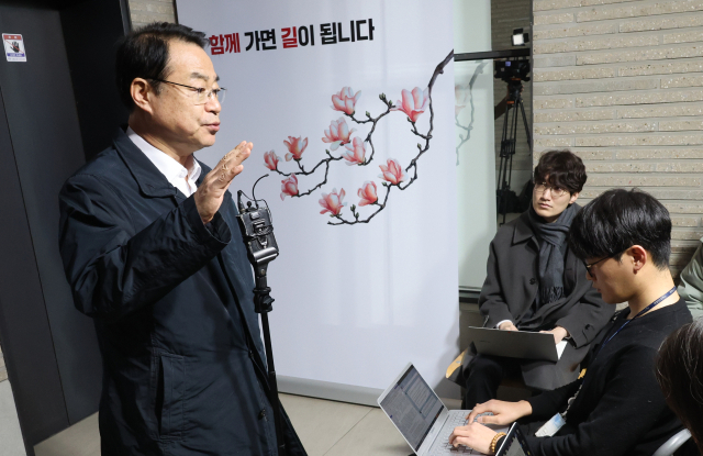 국민의힘 정영환 공천관리위원장이 6일 오전 여의도 당사에서 출근길에 기자들의 질문에 답하고 있다. 연합뉴스