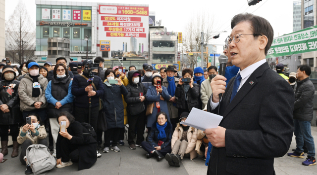 더불어민주당 이재명 대표가 5일 서울 영등포역 앞에서 긴급 현장기자회견을 하고 있다. 이 대표는 회견에서 최근 불거진 사천 논란과 김영주 부의장의 탈당 및 국민의힘 입당을 비판했다. 연합뉴스