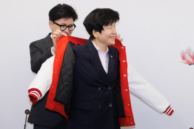 국민의힘 한동훈 비상대책위원장이 4일 여의도 당사에서 국민의힘에 입당한 김영주 국회부의장에게 당 옷을 입혀주고 있다. 연합뉴스