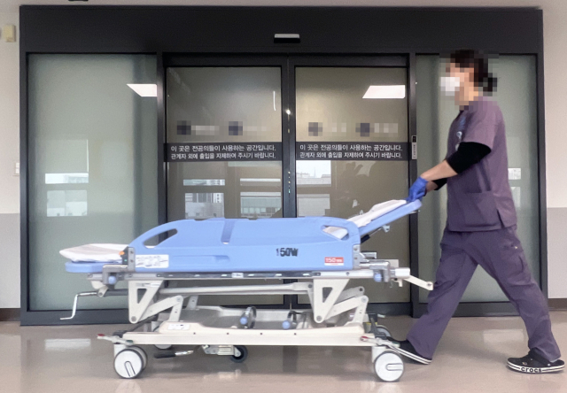 9천명에 달하는 전공의가 근무지를 이탈한 것으로 집계됐다. 정부는 5일부터 이들에게 면허 정지 등 행정처분을 위한 사전통지서를 발송하고 있다. 사진은 이날 서울의 한 병원 전공의 전용공간 앞. 연합뉴스