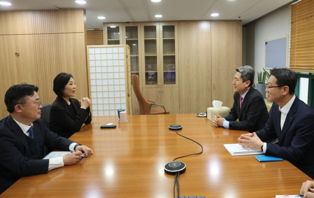 지난 5일 중소기업기술정보진흥원에서 이강덕 시장이 오영주 중소벤처기업부 장관을 만나 포항을 글로벌 혁신 특구로 지정해달라고 건의하고 있다. 포항시 제공.
