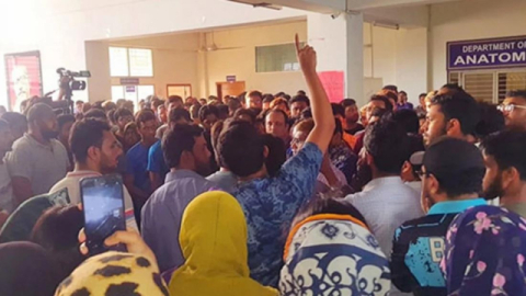 의대 강사가 수업 도중 학생에 권총 쏴…방글라데시 '발칵'