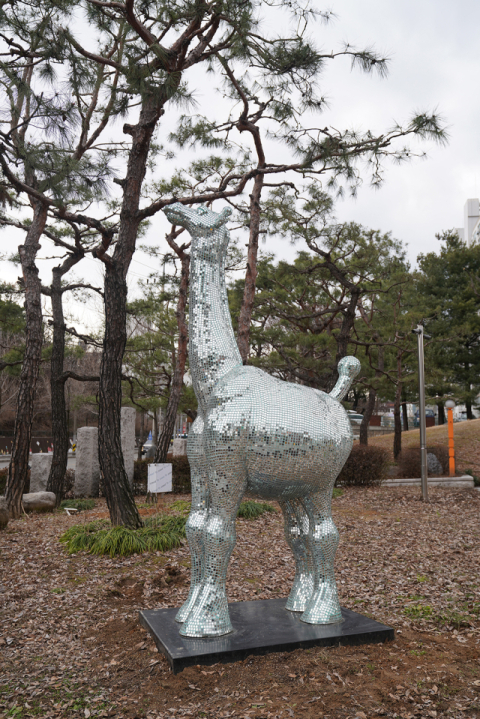 이기철, Fet giraffe, 2016, Resin in mirror cube, 300x140x140cm