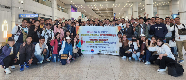 7일 인천공항을 통해 입국한 필리핀 로살레스시 계절근로자 67명이 파이팅을 외치고 있다. 영주시 제공