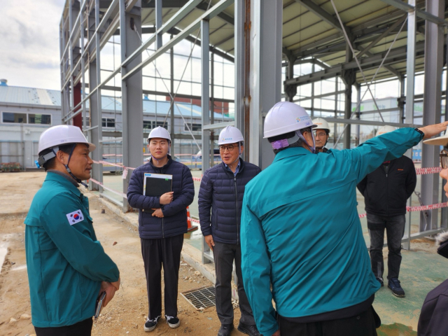 이상훈 한국산업단지공단 이사장이 지난 6일 구미국가산업1단지를 방문해 붕괴사고 대비책을 마련하는 등 특별점검을 진행했다. 한국산업단지공단 제공.