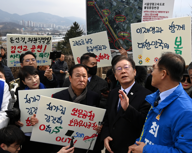 더불어민주당 이재명 대표가 7일 오전 경기 양평군 강상면 병산리 서울·양평고속도로 특혜의혹 현장을 방문, 예정지에 대한 브리핑을 듣고 있다. 연합뉴스