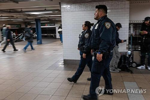 뉴욕 지하철역 순찰하는 경찰관. AFP=연합뉴스.