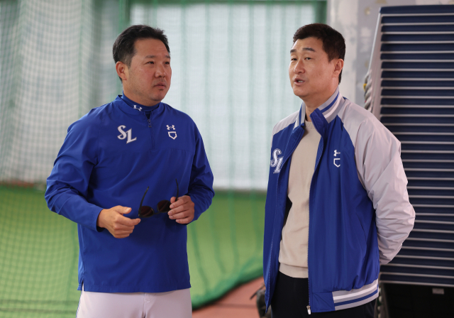 삼성 라이온즈의 박진만 감독(왼쪽)이 일본 오키나와 온나손에서 진행 중인 해외 전지훈련 도중 이종열 단장과 이야기를 나누고 있다. 삼성 제공