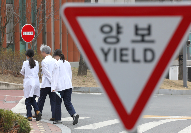 전공의 집단이탈이 17일째 계속되며 의료공백이 장기화하고 있는 7일 대구 한 대학병원에서 의료진이 이동하고 있다. 연합뉴스